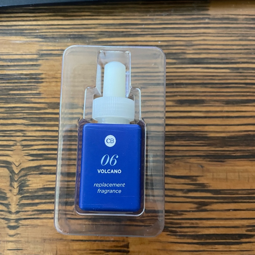Pura replacement fragrance in scent 06 Volcano by Capri Blue. NWOB